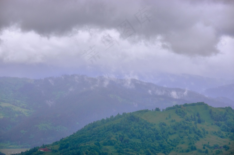 山间翠绿，岩石点缀的山坡风景