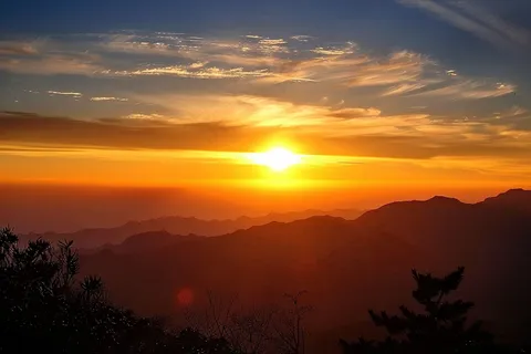 清晨日出朝霞云层摄影图