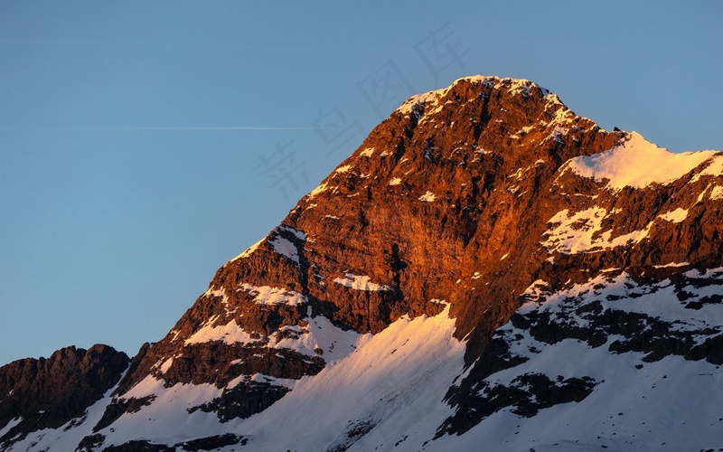 金光落雪山