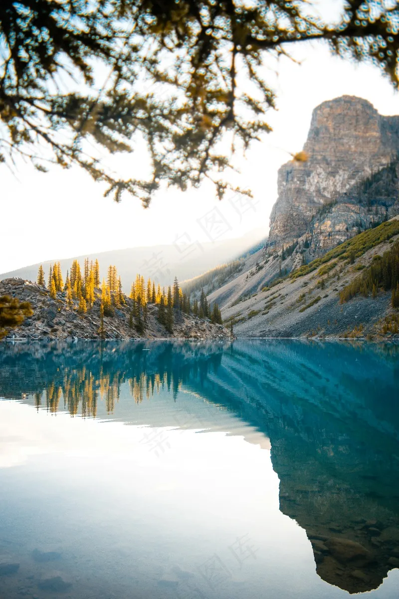 静谧的山湖秋景