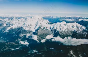 巍峨的雪山之巅