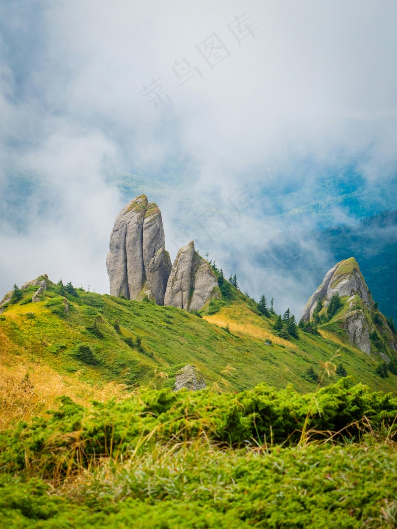 云雾缭绕奇峰秀岭
