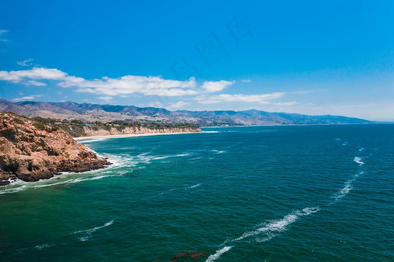 湛蓝海岸线与连绵山脉风景