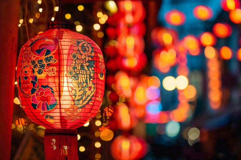 新春新年街上红灯笼热闹节日庆祝摄影图(1344x896)