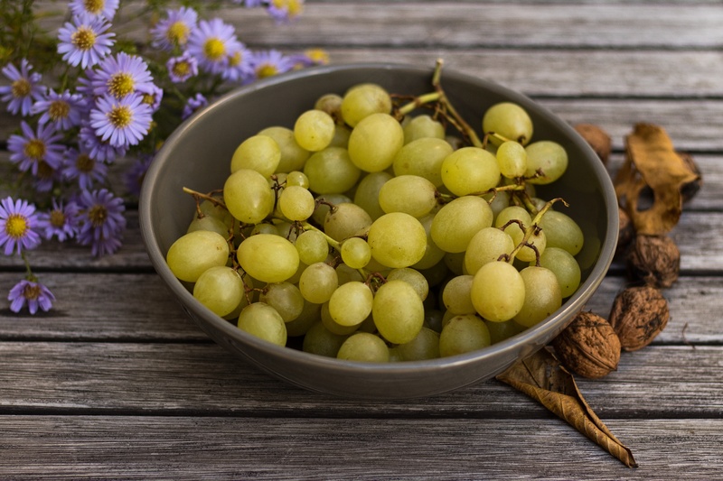 碗里的青葡萄实拍1