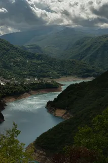 白云笼罩着的山谷间的宁静湖泊 白云笼罩着的山谷间的宁静湖泊