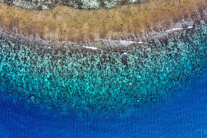 碧蓝海岸线与沙滩的天然美景