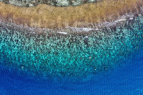 碧蓝海岸线与沙滩的天然美景