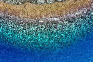 碧蓝海岸线与沙滩的天然美景