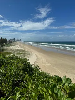 阳光灿烂的海岸线与蔚蓝天空 阳光灿烂的海岸线与蔚蓝天空