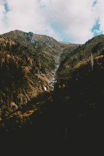 山谷中的蜿蜒溪流 山谷中的蜿蜒溪流