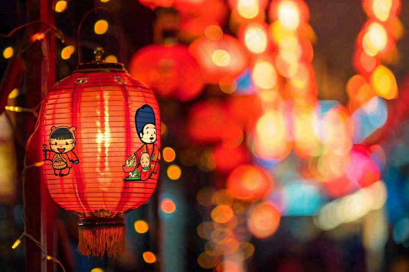 新春新年街上红灯笼热闹节日庆祝摄影图(1344x896)