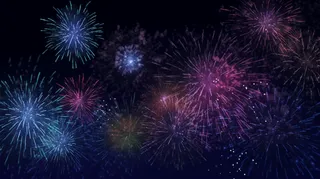 烟花五颜六色的烟花庆典新年节日暮色的天空背景摄影图