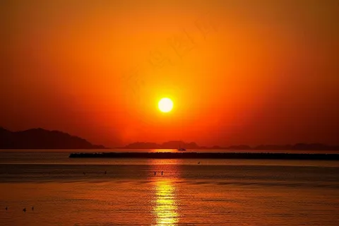 海上清晨日出朝霞云层摄影图