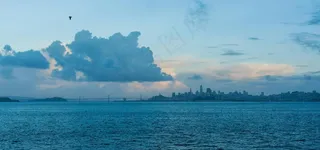 宁静海面上的黄昏都市天际线