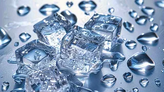 夏日清凉透明的冰块摄影图