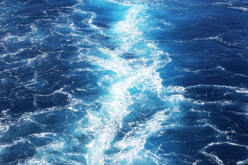 深蓝色海洋波光粼粼