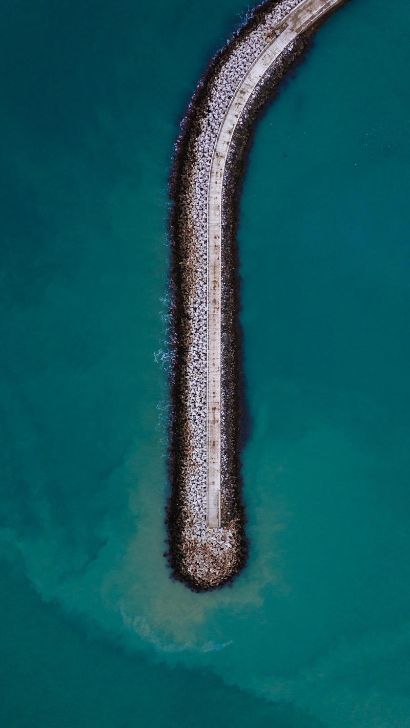 孤独的海中防波堤之路