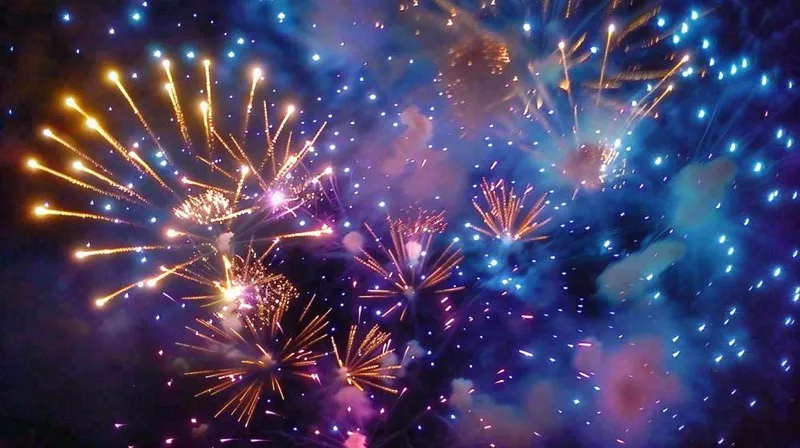 夜晚天空中绽放的绚丽烟花节日庆祝摄影图(1456x816)
