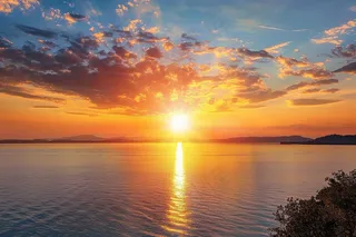 清晨日出朝霞云层山川摄影图