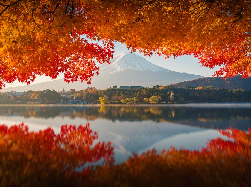 湖泊山峰图片