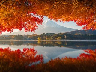 湖泊山峰图片
