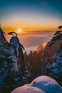 清晨日出朝霞云层山川摄影图