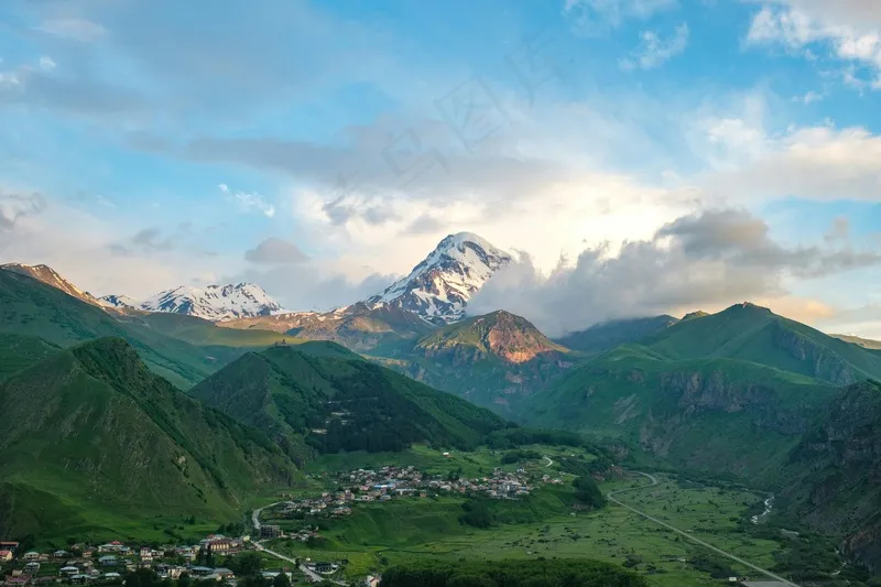 翠绿的山谷与雪峰