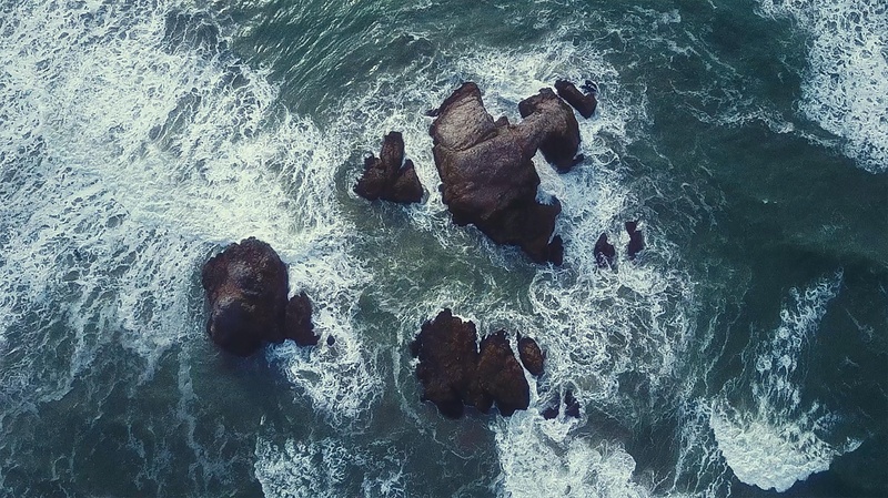激浪拍岸的海岸线风光