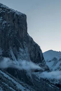 冰雪覆盖的高山
