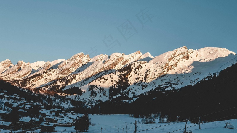 雪域小镇 群山环绕