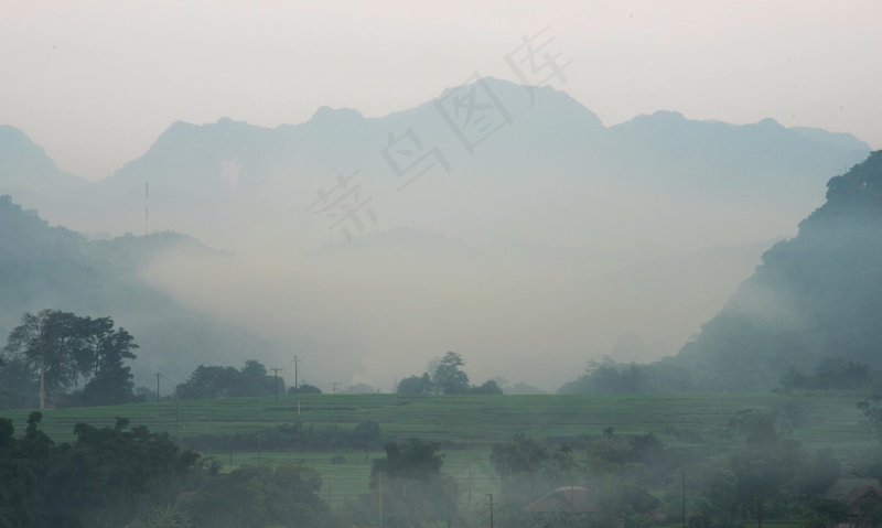 烟雾缭绕的山谷