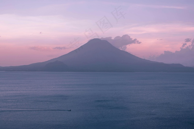 宁静海面上的晨曦火山剪影
