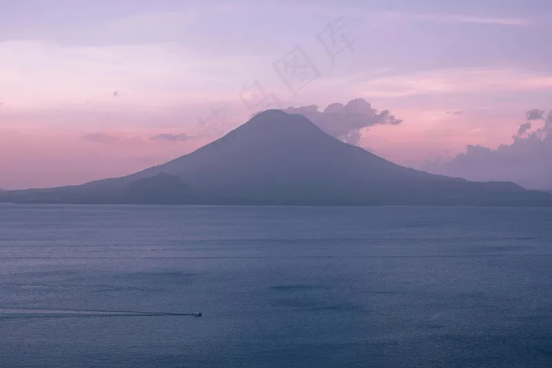 宁静海面上的晨曦火山剪影