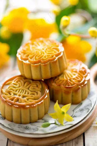 精美月饼中秋美食小清新鲜花装盘摄影图