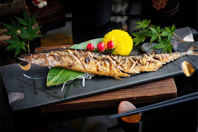 烤秋刀鱼美食