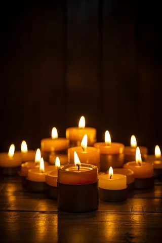 白色蜡烛长明灯祈福摄影图