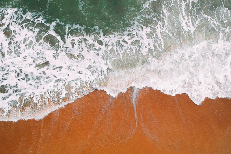 浪花轻拂金色沙滩