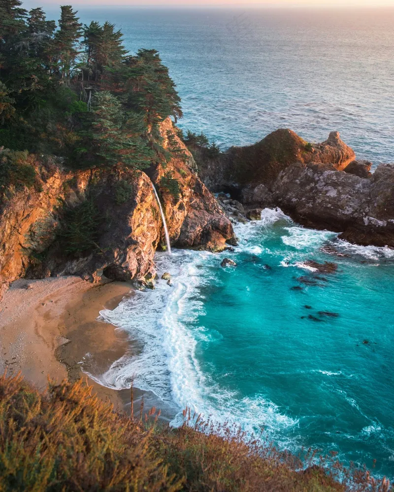黄昏时分的海岸瀑布奇观