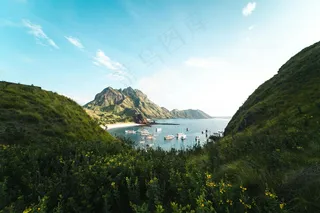 山海之间的宁静海湾