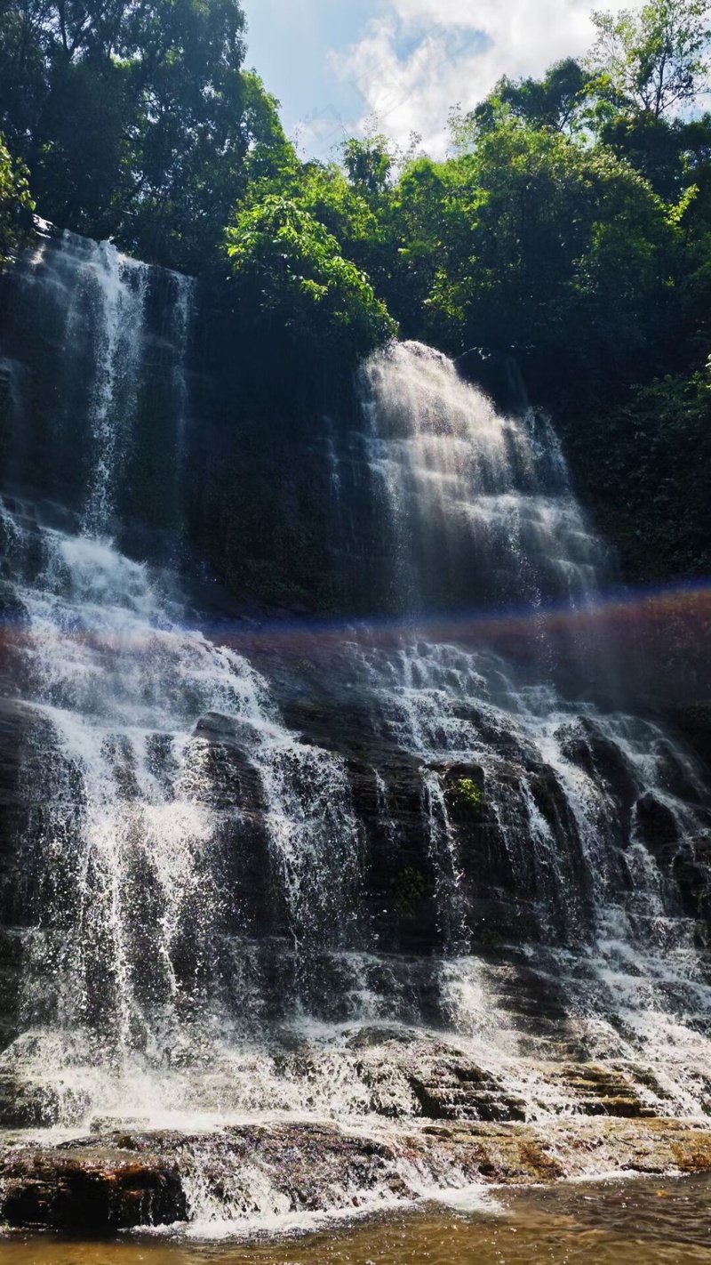 山泉流水瀑布