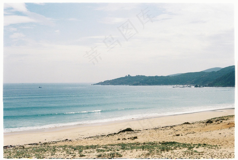宁静海岸线与遥远山峦的和谐