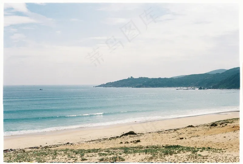 宁静海岸线与遥远山峦的和谐