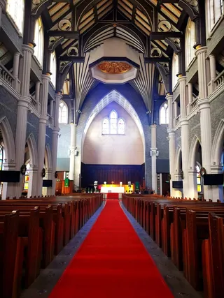 白色基督教堂建筑内部图片