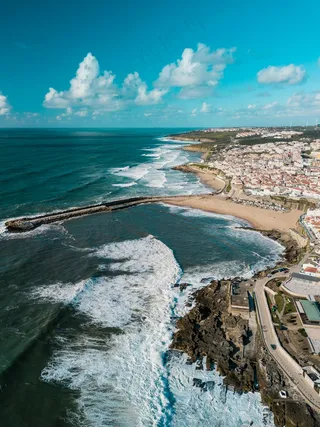 蔚蓝海岸线上的宁静小镇