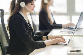 商务客服职业女性摄影图