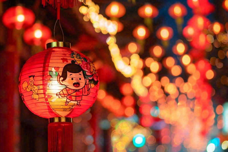 新春新年街上红灯笼热闹节日庆祝摄影图(1344x896)
