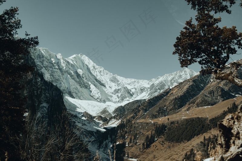 雪山脚下山谷