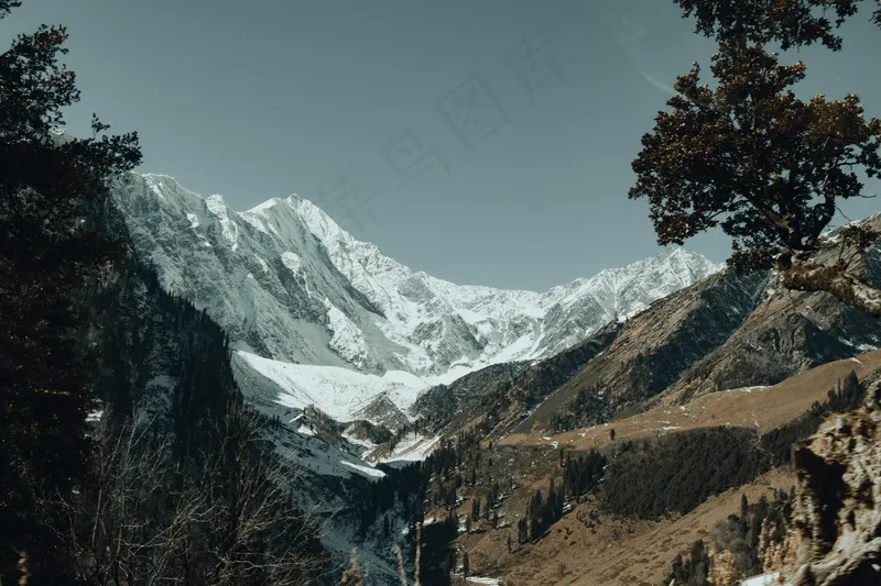 雪山脚下山谷