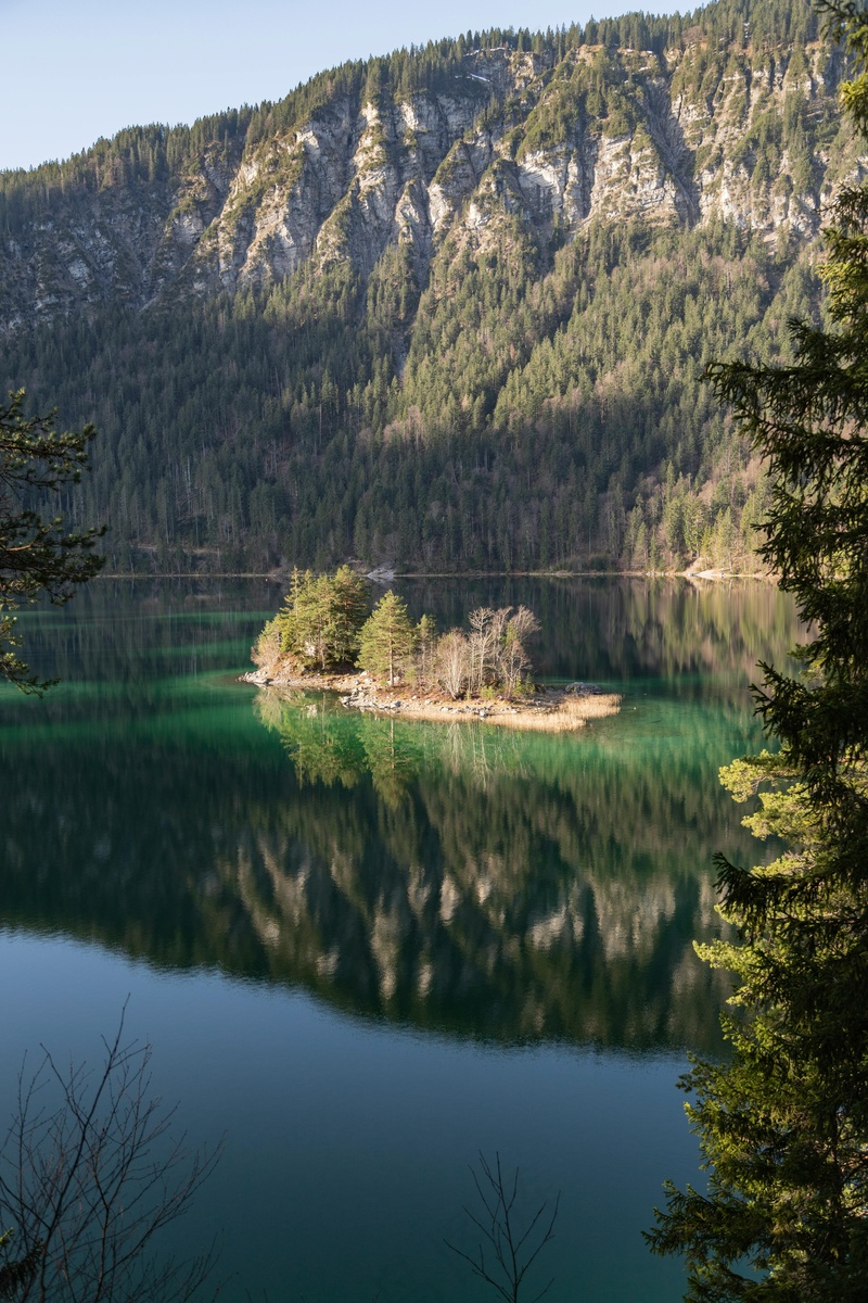 宁静山林之镜面湖水